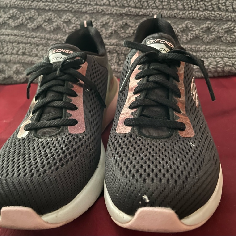 Skechers Women's Black and Pink Mesh Sneakers